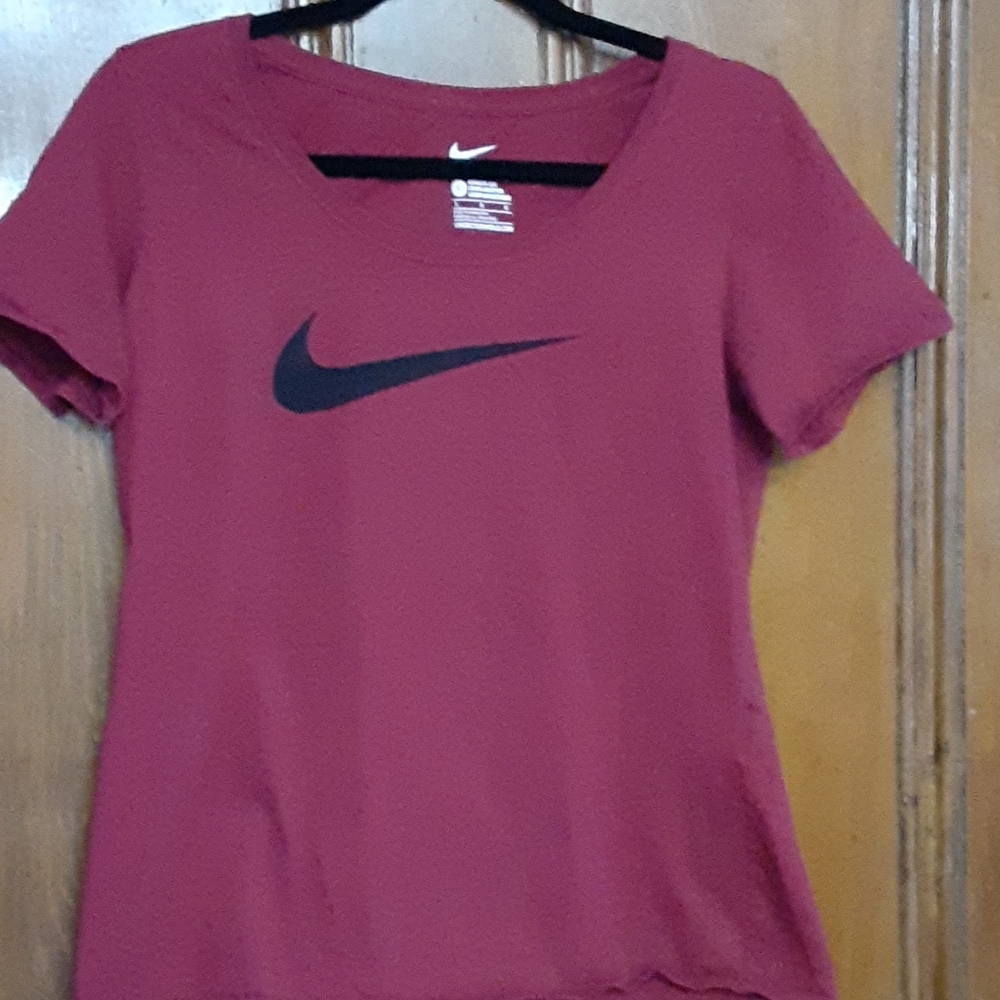 Nike womens tee. Scoop neck. Maroon
